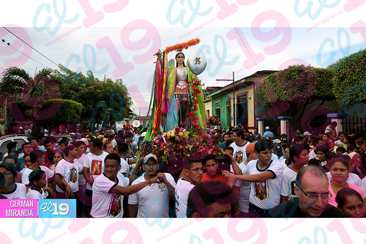 Miles de feligreses participan en la bajada de la imagen de San Miguel Arcángel en Masaya