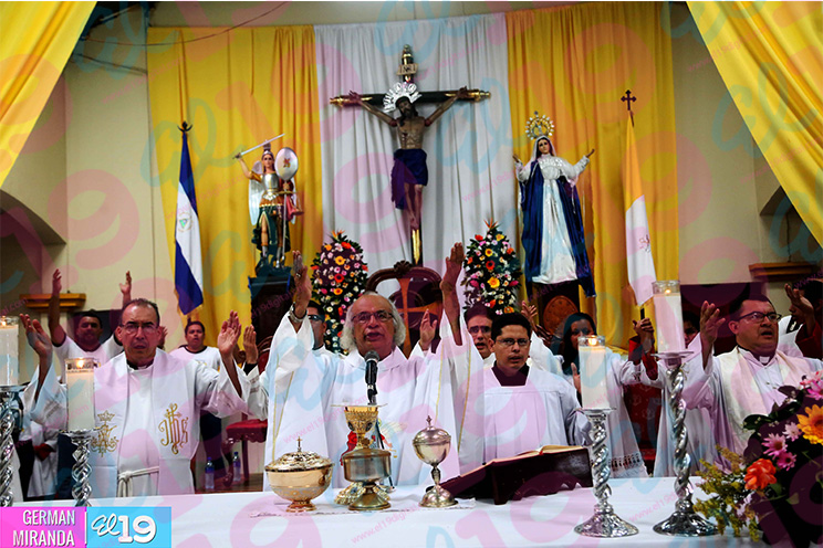 Miles de feligreses participan en la bajada de la imagen de San Miguel Arcángel en Masaya