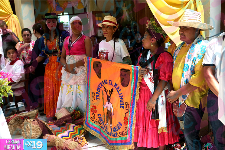 Miles de feligreses participan en la bajada de la imagen de San Miguel Arcángel en Masaya