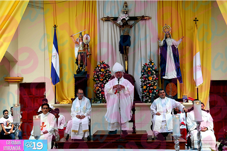 Miles de feligreses participan en la bajada de la imagen de San Miguel Arcángel en Masaya