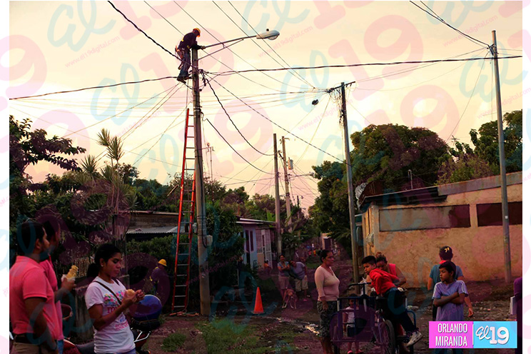 Avanza instalación de luminarias en barrios de Managua