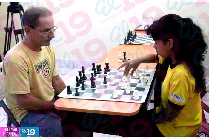 Ajedrecistas reciben capacitación por parte de especialista Lázaro Bueno