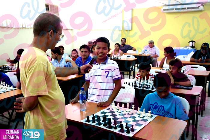 Ajedrecistas reciben capacitación por parte de especialista Lázaro Bueno