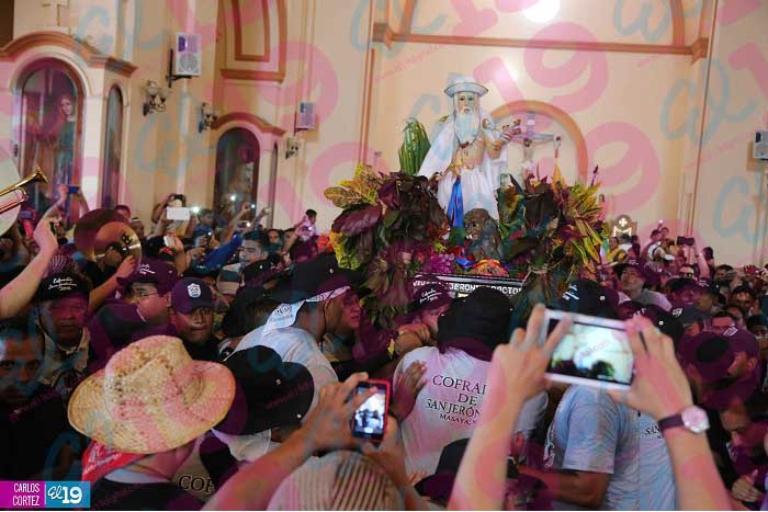 Mucho amor y devoción en bajada de San Jerónimo