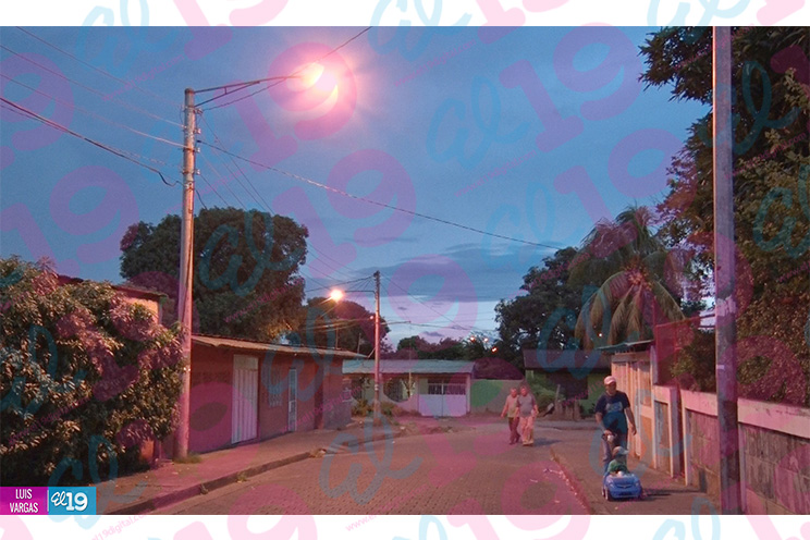 Iluminan calles en la Colonia Nicarao