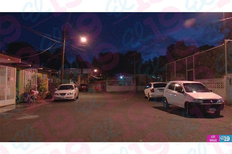 Iluminan calles en la Colonia Nicarao