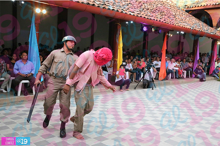 Leoneses protagonizan gran caminata y obra teatral en tributo a Rigoberto López Pérez 