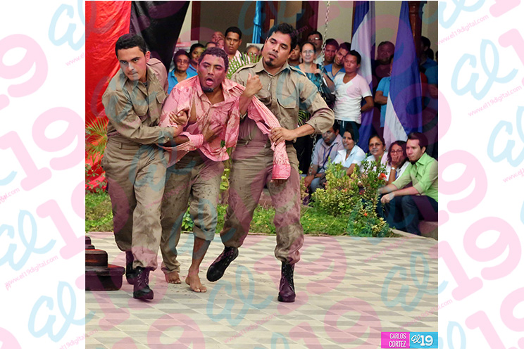 Leoneses protagonizan gran caminata y obra teatral en tributo a Rigoberto López Pérez 