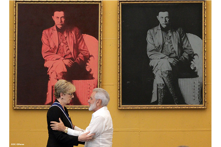 Embajadora Phyllis M. Powers es condecorada con Orden José de Marcoleta
