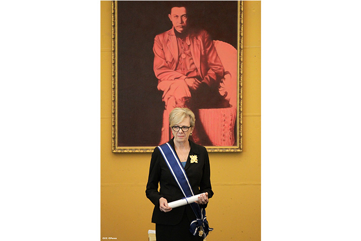 Embajadora Phyllis M. Powers es condecorada con Orden José de Marcoleta