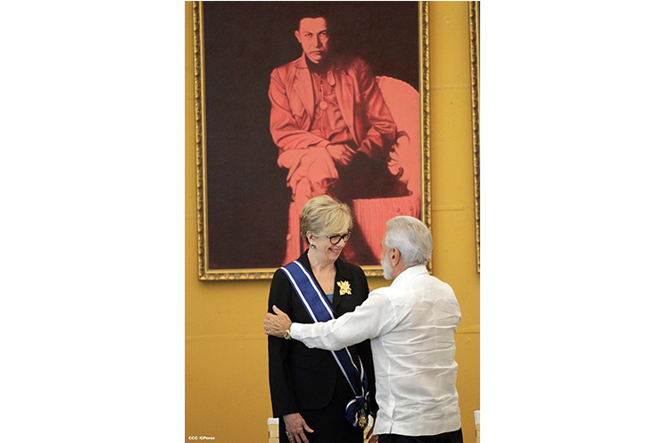 Embajadora Phyllis M. Powers es condecorada con Orden José de Marcoleta