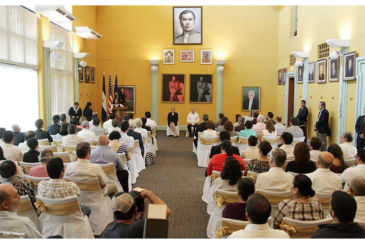 Embajadora Phyllis M. Powers es condecorada con Orden José de Marcoleta