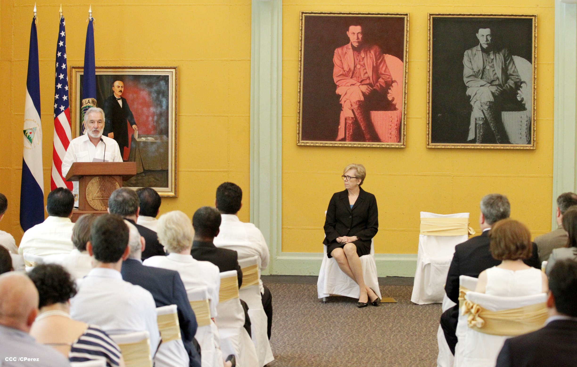 Embajadora Phyllis M. Powers es condecorada con Orden José de Marcoleta