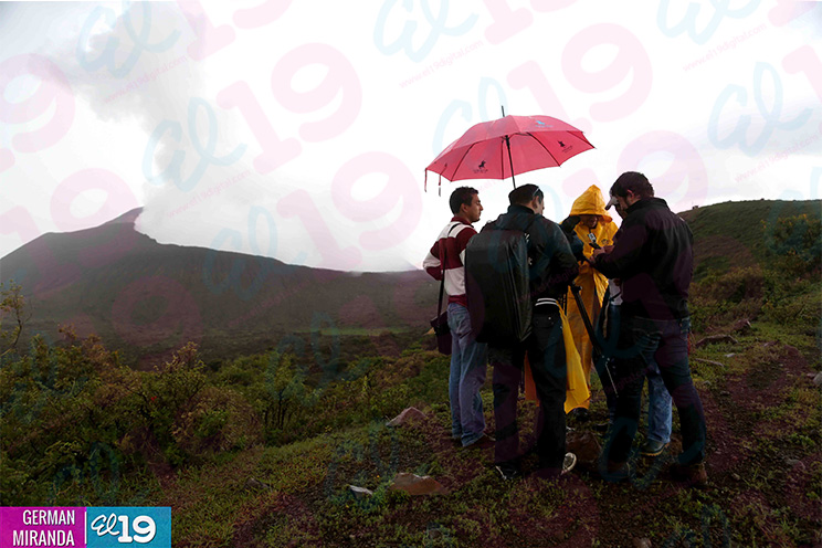 Especialistas del Ineter recorren Volcán Telica y advierten de próximas explosiones