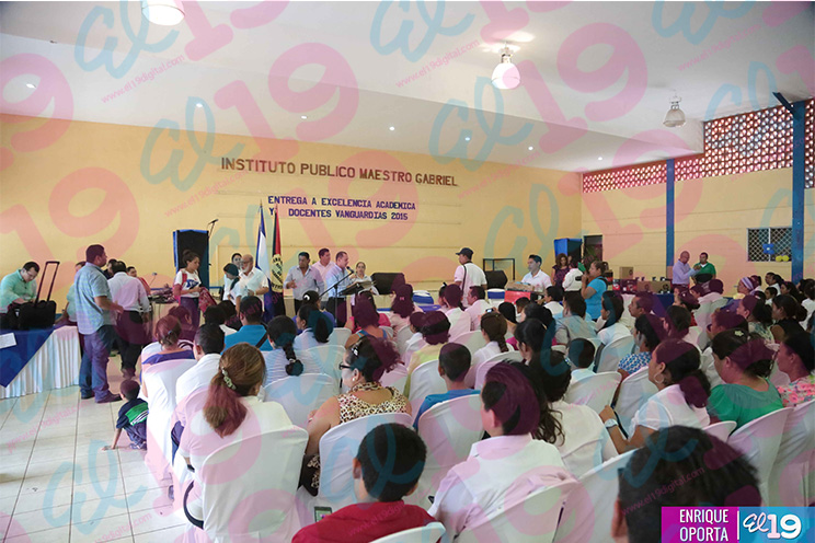 Ministerio de Educación premia a mejores estudiantes y maestros de la capital