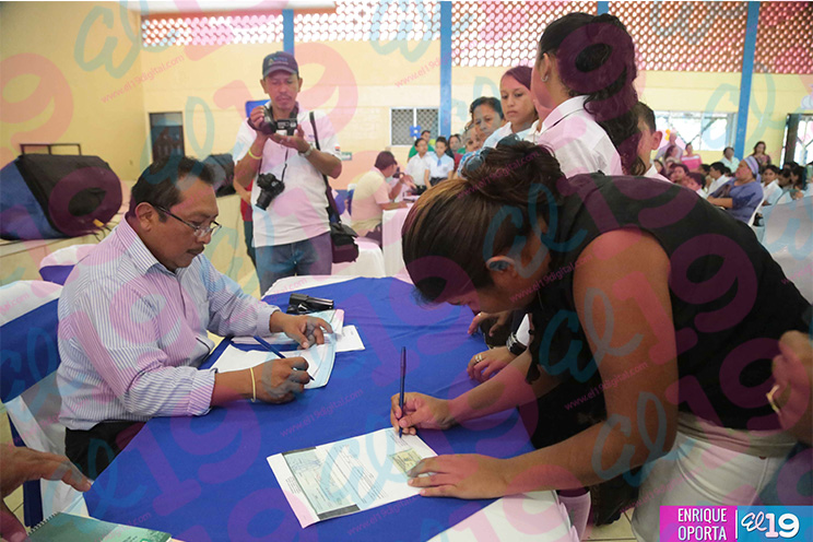 Ministerio de Educación premia a mejores estudiantes y maestros de la capital