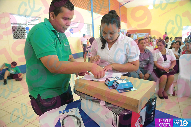 Ministerio de Educación premia a mejores estudiantes y maestros de la capital