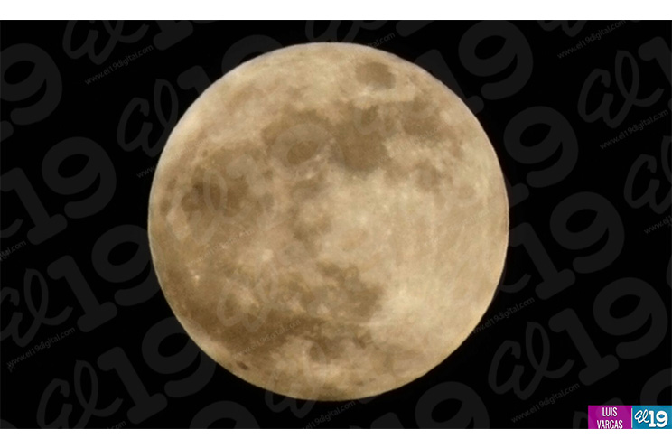 Nicaragüenses disfrutan de “Súper Luna de Sangre” a pesar de nubosidad en el cielo