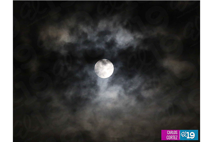 Nicaragüenses disfrutan de “Súper Luna de Sangre” a pesar de nubosidad en el cielo