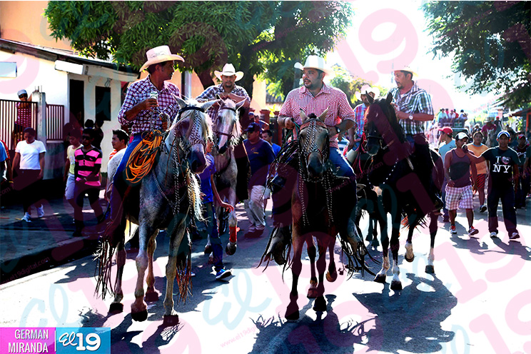 Miles de masayas sortean bravos toros por las calles de su ciudad