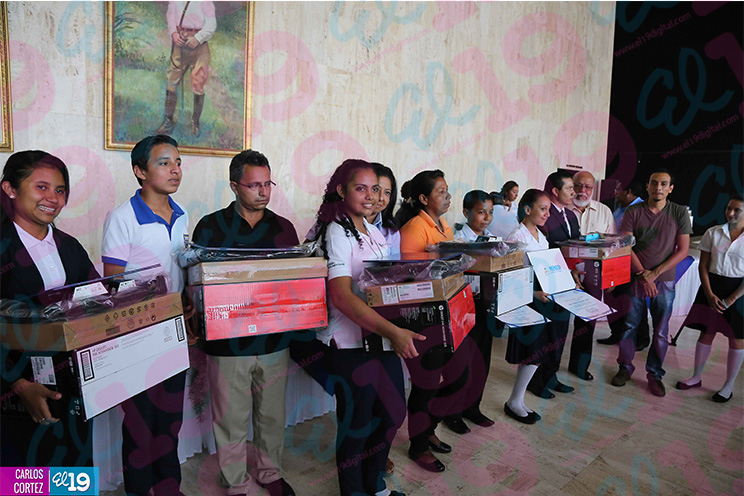 Gobierno entrega reconocimientos a estudiantes destacados en concursos y tareas solidarias