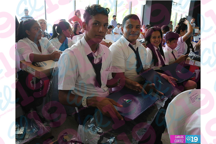 Gobierno entrega reconocimientos a estudiantes destacados en concursos y tareas solidarias