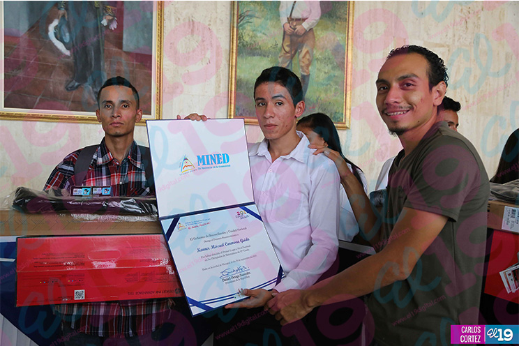 Gobierno entrega reconocimientos a estudiantes destacados en concursos y tareas solidarias