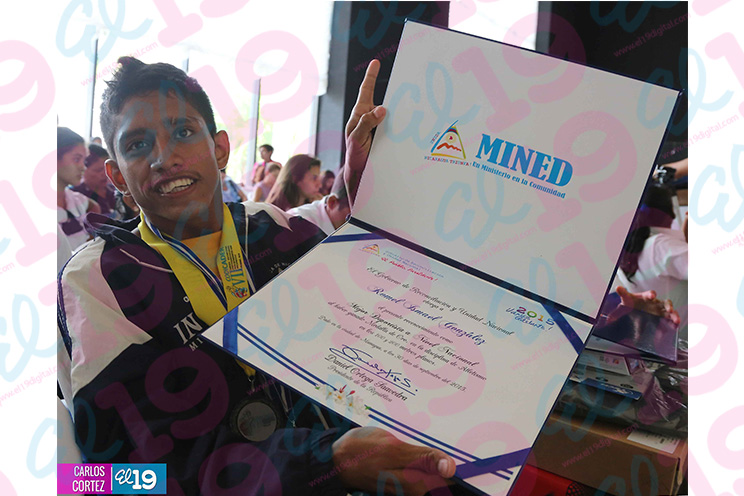 Gobierno entrega reconocimientos a estudiantes destacados en concursos y tareas solidarias