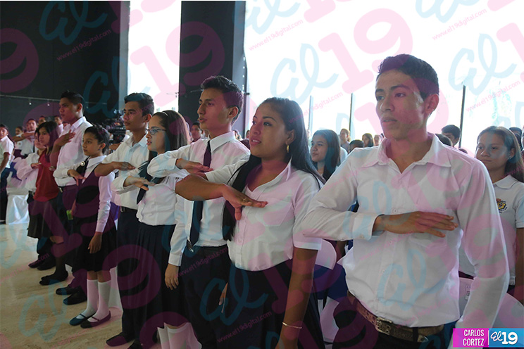 Gobierno entrega reconocimientos a estudiantes destacados en concursos y tareas solidarias