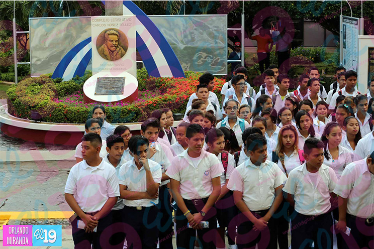 Estudiantes recorren avenida peatonal Augusto C. Sandino