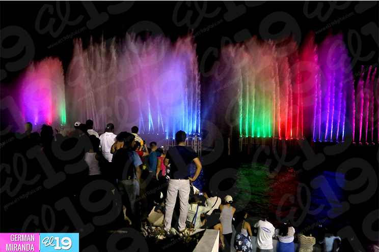 Familias disfrutan del nuevo y luminoso Paseo de los Estudiantes