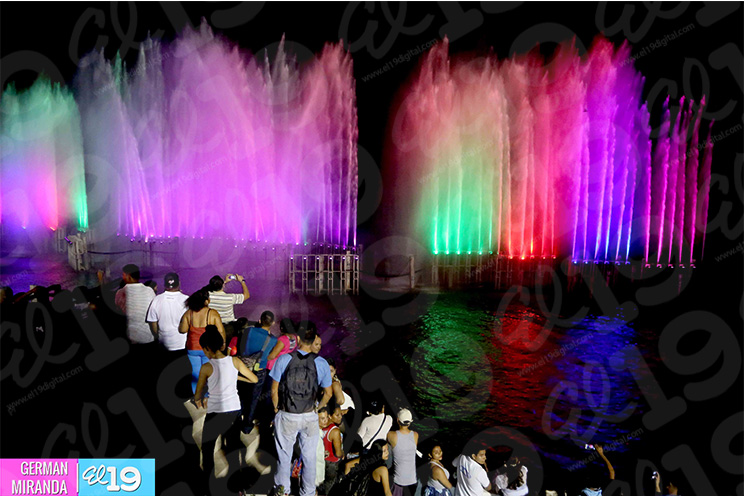 Familias disfrutan del nuevo y luminoso Paseo de los Estudiantes