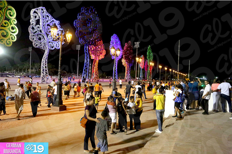Familias disfrutan del nuevo y luminoso Paseo de los Estudiantes