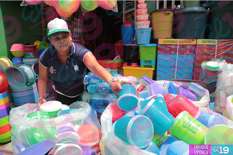 Comerciantes del mercado Oriental con amplia oferta de productos alusivos a la Purísima