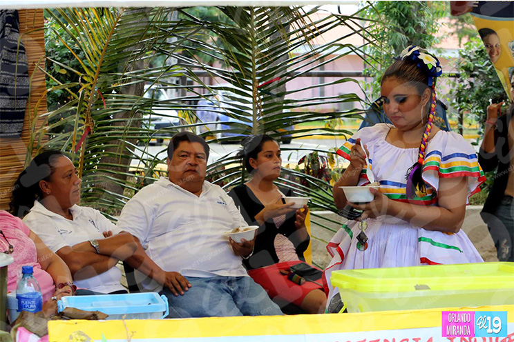 Policía Nacional realiza feria gastronómica en saludo al Día de la Resistencia Indígena