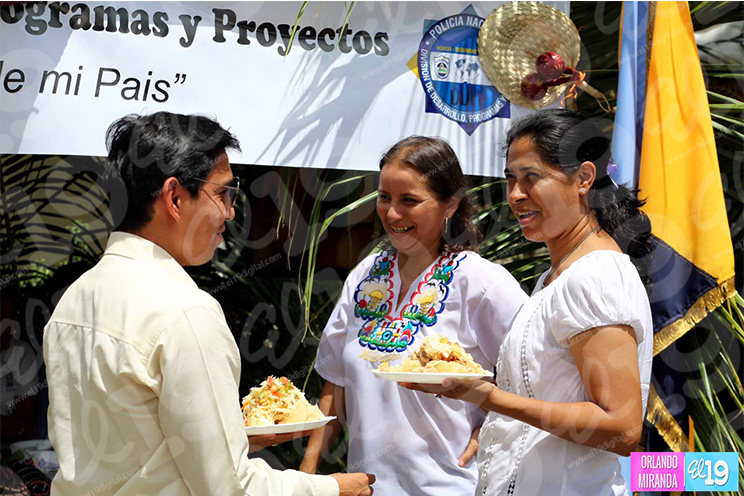 Policía Nacional realiza feria gastronómica en saludo al Día de la Resistencia Indígena