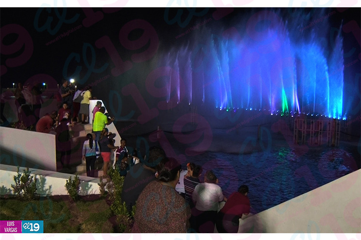 Fuente Luminosa del Paseo del Estudiante, símbolo de los nuevos colores que vive Nicaragua