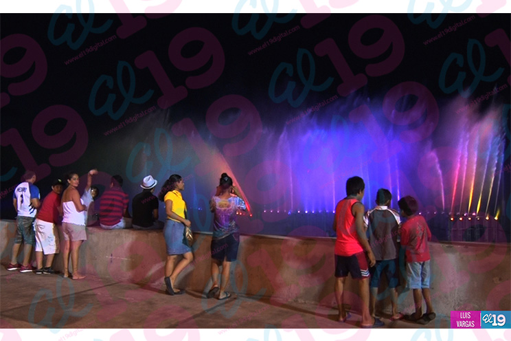 Fuente Luminosa del Paseo del Estudiante, símbolo de los nuevos colores que vive Nicaragua