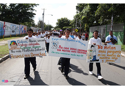 Estudiantes del Distrito VII marchan en contra de las drogas y accidentes de tránsito