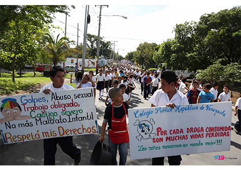 Estudiantes del Distrito VII marchan en contra de las drogas y accidentes de tránsito