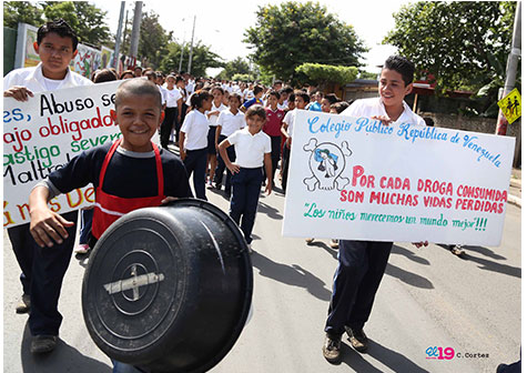 Estudiantes del Distrito VII marchan en contra de las drogas y accidentes de tránsito