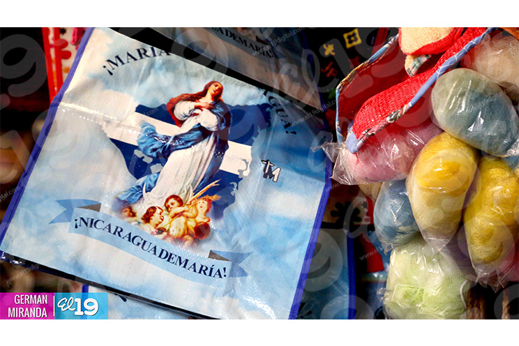 Comerciantes del mercado Roberto Huembes preparados para ofertas de productos marianos