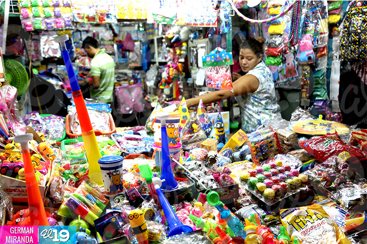 Comerciantes del mercado Roberto Huembes preparados para ofertas de productos marianos