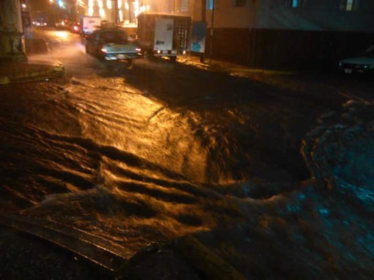 Fuertes lluvias provocan anegaciones en casas de León