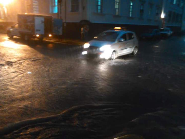 Fuertes lluvias provocan anegaciones en casas de León