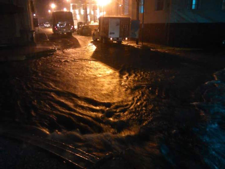Fuertes lluvias provocan anegaciones en casas de León