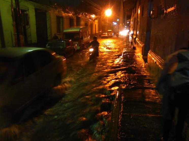 Fuertes lluvias provocan anegaciones en casas de León