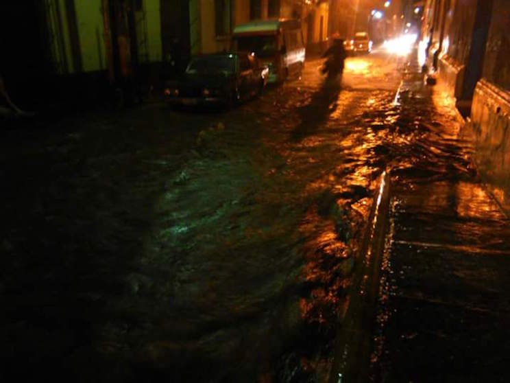 Fuertes lluvias provocan anegaciones en casas de León