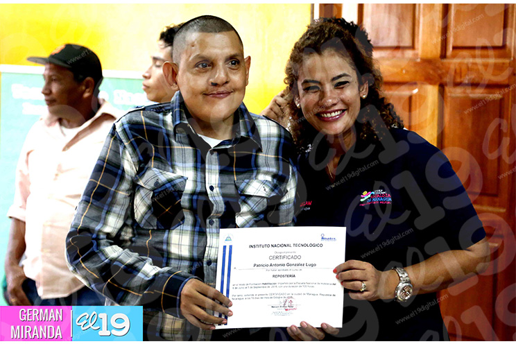 Adultos mayores y jóvenes con discapacidad se gradúan de Escuelas de oficio