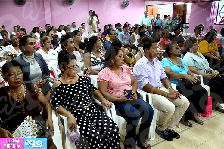 Adultos mayores y jóvenes con discapacidad se gradúan de Escuelas de oficio